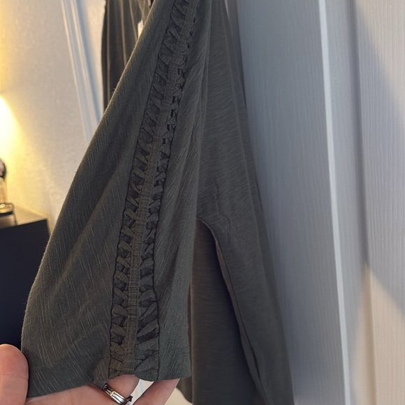 Cable & Gauge scoop neck flowy top - Picture 4 of 6